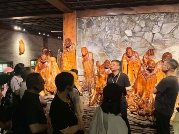 爱配配资 文旅局长考导游证亲自带团 一线体验获游客赞誉