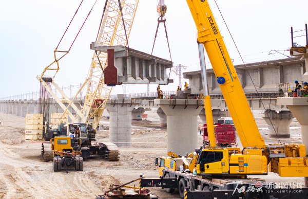 九融配资 假日新疆重点项目建设热火朝天