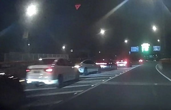 金瑞鼎盛 事发上海高速！多车“扎堆”停靠，还有人下车拍照！场面太惊险