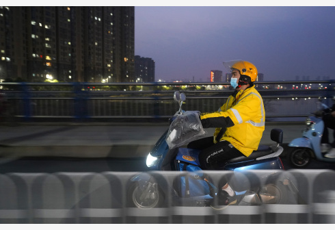 涨声操盘 美团CEO王兴电话会谈外卖竞争：一切花里胡哨后会回归本质